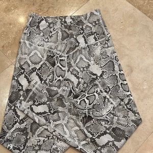 VS crossover leggings in snake print ,size 2